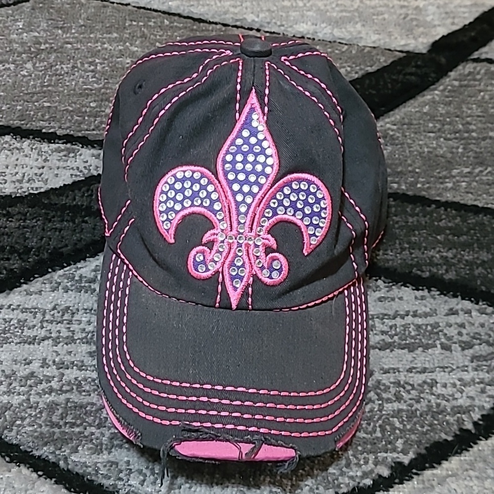 RHINESTONES EMBROIDERED FLEUR-DE-LIS DISTRESSED HAT